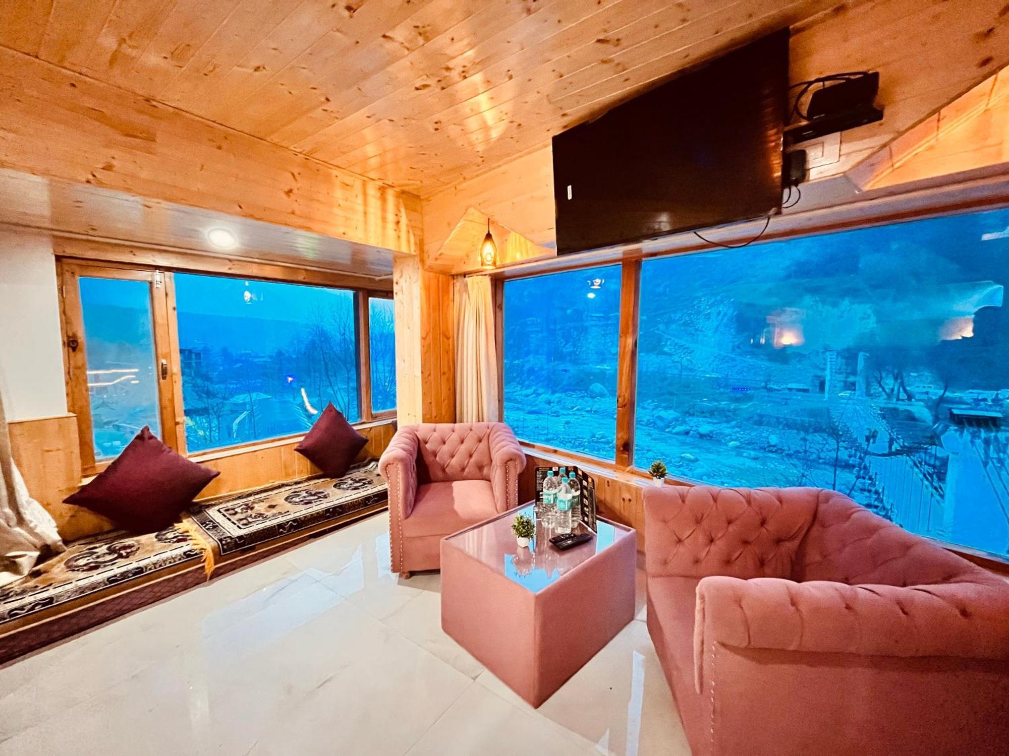 Himalayan Fort Resort, Manali - ! Riverside Property !! Big Lawn With Bonfire !! Best Selling !! Scenic River & Mountais View !! Big Parking !! Luxury Balcony Rooms !! Playing Zone !! Property Of The Year ! M 98160-43600 ภายนอก รูปภาพ